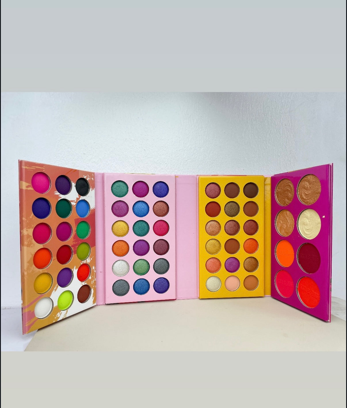 Palette de Fards à Paupières 24 Couleurs DRAMA QUEEN – ISSA & DOSE