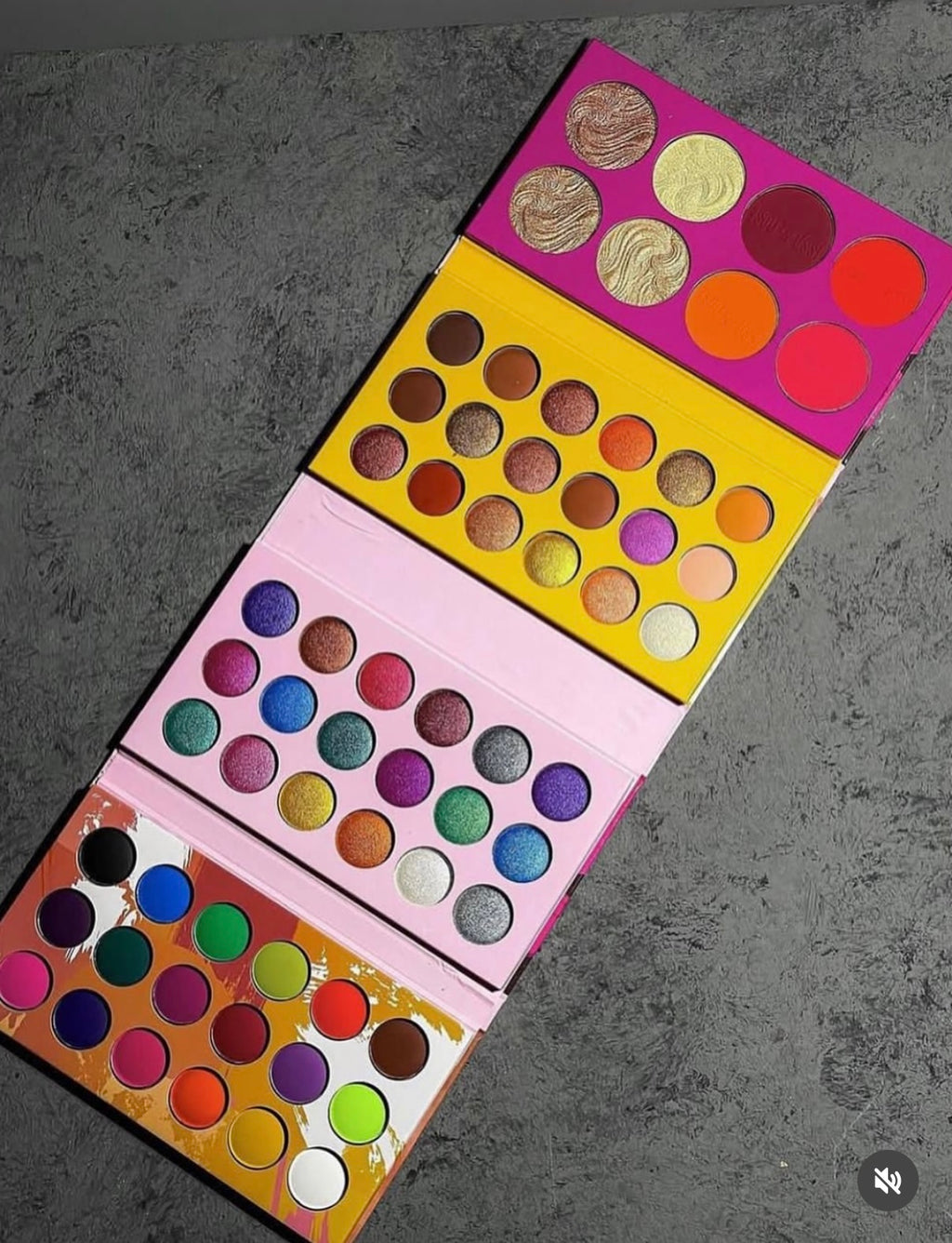 Palette de Fards à Paupières 24 Couleurs DRAMA QUEEN – ISSA & DOSE